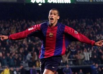 سوشيال_بطولات أسطورة البرازيل يفاجئ مشجعي برشلونة بتنكره في مباراة ودية بينهم