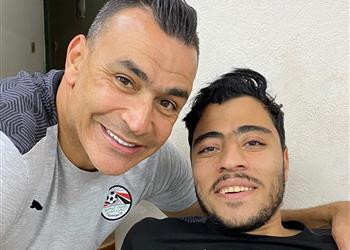 عصام الحضري يواسي أكرم توفيق بعد إصابته بالرباط الصليبي