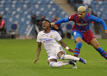 صورة أروخو لعب الكلاسيكو أمام ريال مدريد بمسمارين في يده