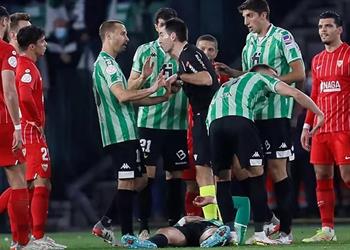 الاتحاد الإسباني ي صدر قراره بشأن مباراة إشبيلية وريال بيتيس بعد أحداثها المؤسفة