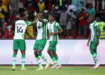 نيجيريا تهزم غينيا بيساو بثنائية وتتأهل بالعلامة الكاملة إلى ثمن نهائي أمم إفريقيا