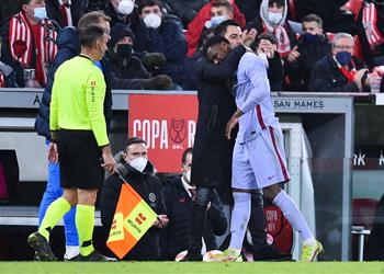 إصابة جديدة فاتي يغادر مباراة برشلونة وأتلتيك بلباو باكيا