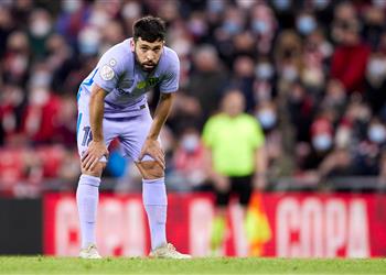 الضربات تتوالى على تشافي برشلونة يودع كأس ملك إسبانيا بعد هزيمة بثلاثية أمام أتلتيك بلباو