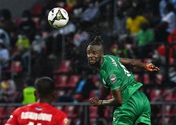 صور الشرطة تمنع الجماهير من حرق منزل لاعب سيراليون بعد إهداره ركلة جزاء وتوديع أمم إفريقيا