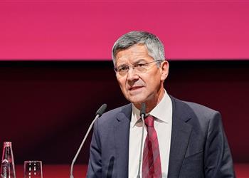 رئيس بايرن ميونخ يرد على أنباء المفاوضات لضم دي يونج من برشلونة