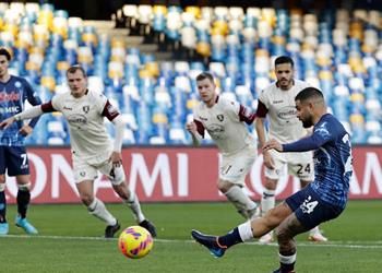 فيديو نابولي يواصل مطاردة إنتر ميلان على صدارة الدوري الإيطالي برباعية في ساليرنيتانا