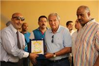 شباب الجزيرة يهدي درع المركز لـ جوزية