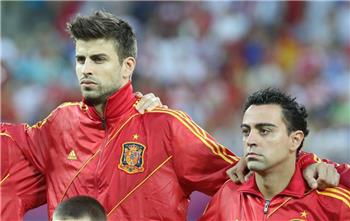 تصريحات تشافي يدافع عن بيكيه ويؤكد أنا وبويول تعرضنا لهذه السخافات من قبل