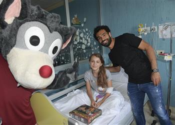 م حترفين صلاح يرسم الإبتسامة على أوجه أطفال سانت يوجين