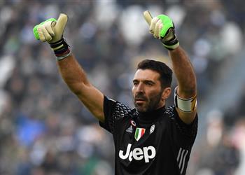 العروض تنهال على بوفون