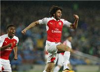 النني يستبدل قميصه مع ميسي عقب نهاية مباراة برشلونة