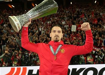 تصريحات إبراهيموفيتش يترك الباب مفتوح ا أمام الاستمرار مع مانشستر يونايتد