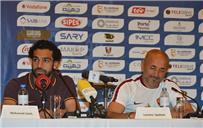 م حترفين مؤتمر سباليتي صلاح دائما يحمل الإبتسامة على وجهه ومن الصعب إيقافه وهذا ما ينقصه فقط