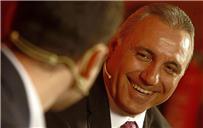 مقابلة صحفية لاعب برشلونة الأسبق ساخرا جريزمان يستحق الكرة الذهبية لكن رونالدو سيفوز بها لأنه وسيم