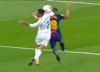 حكم مواجهة الكلاسيكو يتغاضي عن إحتساب ركلة جزاء لبرشلونة