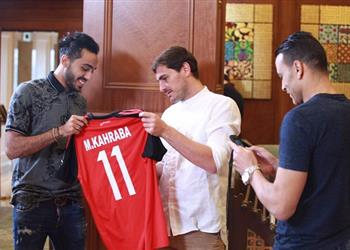 كهربا يهدي كاسياس قميص منتخب مصر