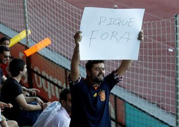 الجماهير تهاجم بيكيه في تدريب المنتخب الإسباني