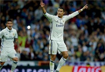 أخبار كريستيانو وبيل في القائمة الأولى المرشحة للفوز بالكرة الذهبية