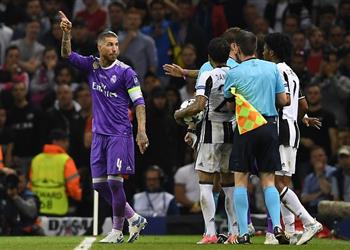 أخبار الكشف عن ما حدث بين شوطي نهائي كارديف بونوتشي يصفع ديبالا ويطالب بخروج بارزلي