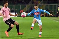 نابولي يستمر في ملاحقة يوفنتوس بثلاثية بشباك جنوى