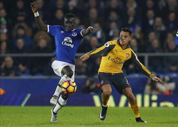 م حترفين آرسنال يسقط أمام إيفرتون ويتلقى الهزيمة الأولى خارج ملعبه في غياب النني