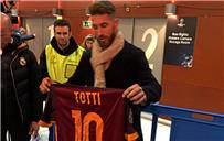 راموس يحصل على قميص موقع من توتي بعد مباراة ريال مدريد وروما