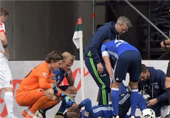 تصريحات مدافع أوجبسورج يعتذر للاعب شالكه بعد أن كسر كاحله