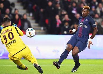 لاعب باريس سان جيرمان ينتظر مانشستر يونايتد وسط مراقبة من توتنهام