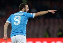 المقعد المباشر للشامبيونز نابولي ينهي الموسم في المركز الثانية في ليلة قياسية لهيجواين