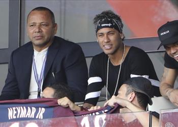 نيمار موقوف عن المشاركة مع باريس سان جيرمان حتى إشعار آخر