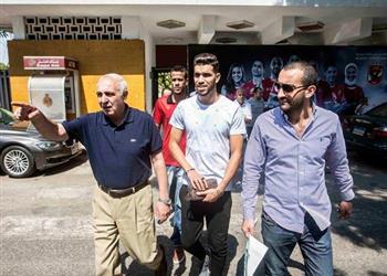 بالصور أعضاء الأهلي يرحبون بـ أزارو قبل توقيع الكشف الطبي