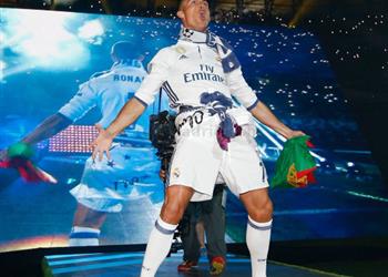 احتفالية الشامبيونز كريستيانو رونالدو يطلق حملته للتويج بالكرة الذهبية الخامسة