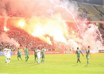 صور مرتضى منصور يرفع الحذاء في وجه جماهير الزمالك