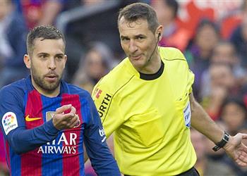 أخبار حكم كأس الملك يشعل غضب ألافيس والجماهير تطلق عليه صديق برشلونة