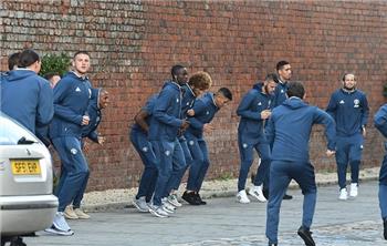 كلاسيكو إنجلترا بأوامر من مورينيو لاعبو مانشستر يونايتد يتدربون في جراج السيارات