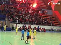 أولتراس أهلاوي يسب رئيس الزمالك بصالة الأهلي