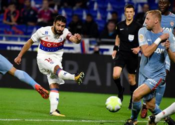 ليون يفوز بصعوبة على موناكو في الوقت القاتل