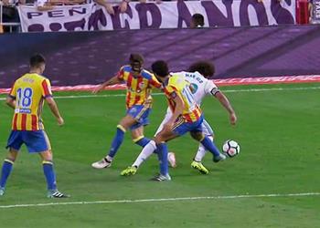 فيديو هل يستحق مارسيلو ركلة جزاء في تلك اللقطة