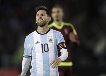 لاعب كولومبيا السابق ميسي يلعب مع مجموعة من الحمير