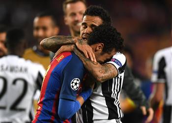 أخبار سبورت الكتالونية نيمار ينهمر في البكاء بعد الخروج من دوري الأبطال وألفيش يواسيه