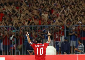 بالفيديو متعب يتسلم راية الوداع من أبوتريكة القناص ينحني لجماهير الأهلي ويثير التساؤلات بشأن اعتزاله