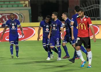 عبدالله السعيد يشتبك مع أحد أعضاء الأهلي أثناء التدريبات