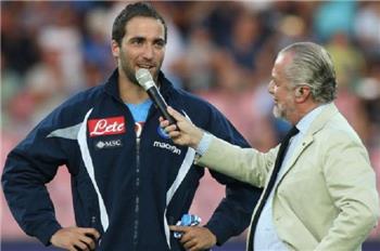 تصريحات رئيس نابولي يوفنتوس لم يتعامل بطريقة أنيقه في صفقة إنتقال هيجواين