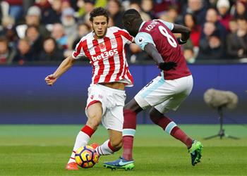 م حترفين رمضان صبحي يخرج مصابا في مباراة ستوك سيتي ووست هام