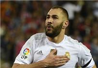 بنزيما ديشامب رضخ لضغوط الطبقة العنصرية في فرنسا وزيدان أخي الكبير