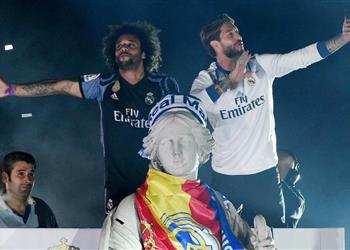 بطل الليجا لاعبو ريال مدريد يوجهون عبارات مسيئة ضد بيكيه وأتلتيكو مدريد في احتفالاتهم