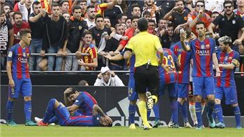 شغب الملاعب القبض على م شجع فالنسيا الم عتدي على نيمار