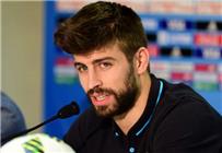 بيكيه يرد على هجوم صحفي إسبانيول ويطالبه بالحياد