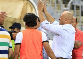 حسام حسن يفسر سبب رفع قميصي الأهلي والمصري أمام مشجعي الزمالك