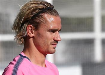 مدافع برشلونة يطالب جريزمان بالانضمام للفريق